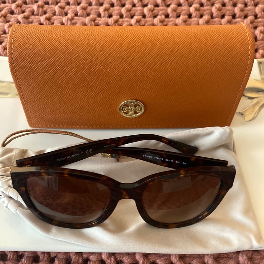 Like new Authentic Tory Burch sunglasses.